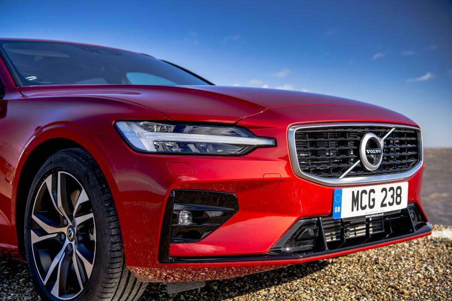 Детали экстерьера Volvo V60 T5 R-Design 2018 года  (UK) (фото 5 из 40)